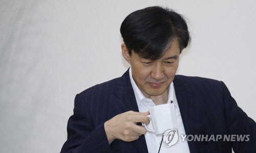 SNS를 통해 연일 대일 여론전을 펼치고 있는 조국 청와대 민정수석(사진=연합뉴스)